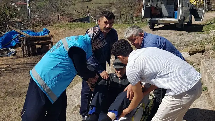 Sağlık sorunu olan vatandaşlar ambulanslarla sandığa taşındı