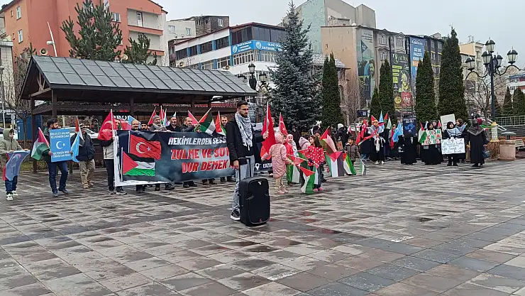 Sağlıkçılardan Gazze'ye destek yürüyüşü: 'Unutmamak İçin Her Hafta Buradayız'