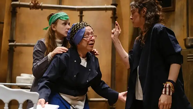 Sahnenin En Islak, En Gürültülü Köşesinden: 'Bulaşıkçılar' Selçuklu'da Seyirciyle Buluşuyor