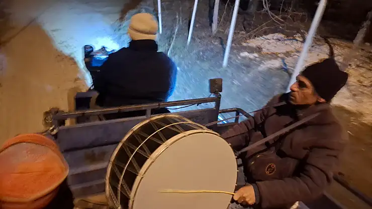 Sahura 'patpatlı' davulcular uyandırıyor