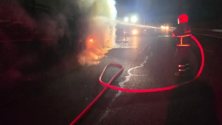 Salça yüklü TIR alev alev yandı