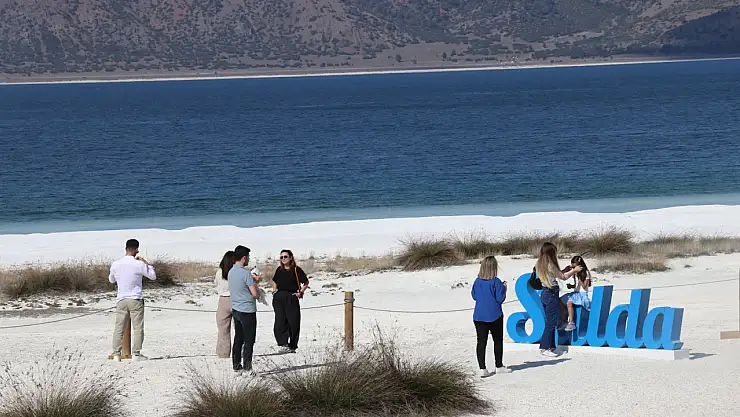 Salda Gölü, bayram tatilinde binlerce ziyaretçiyi ağırlıyor