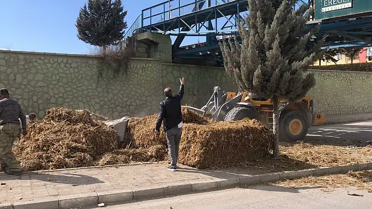 Saman balyası yüklü tır demiryolu geçidine çarptı