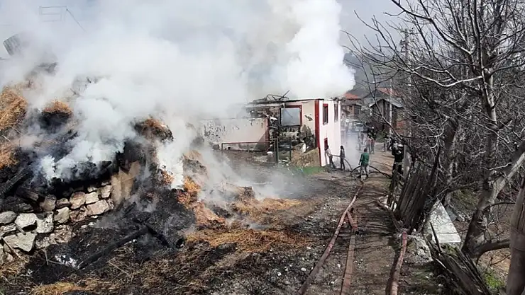 Samanlıkta çıkan yangın paniğe sebep oldu
