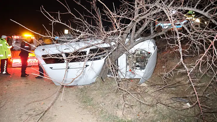 Şarampole devrilen otomobil ağaca çarparak durabildi: 3 yaralı