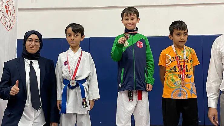 Sarayönü Belediyespor'dan karate şöleni: 15 sporcu dereceyle döndü!