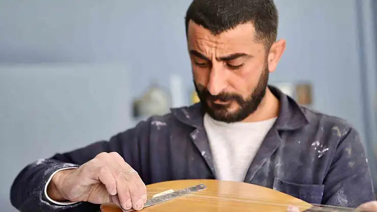 Saz ustası, ahşapları sanat eserine dönüştürerek bağlama yapıyor