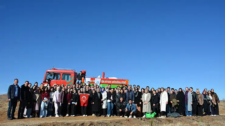 Şehitler hatırasına Konya'da fidanlar toprakla buluştu