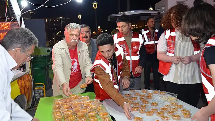 Şehitler için lokma dağıttılar