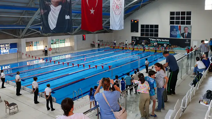 Selçuklu Belediyesi Yüzme Yarışları'nda ödüller sahiplerini buldu!