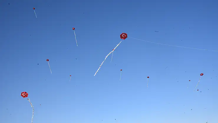 Selçuklu'da gökyüzünü ay yıldızlı uçurtmalar süsledi