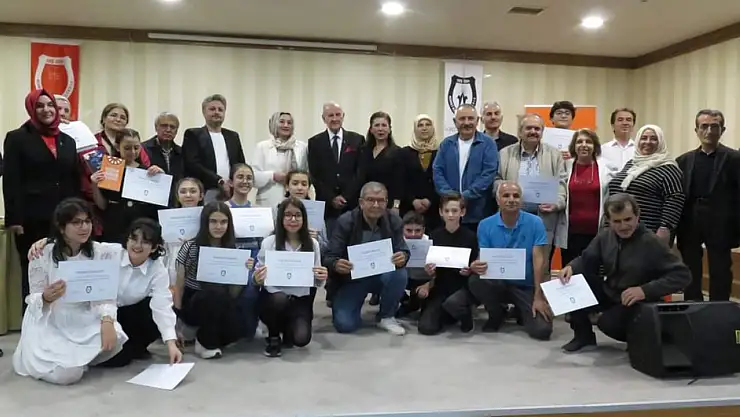 Selçukya gençlerle şiir okuyor