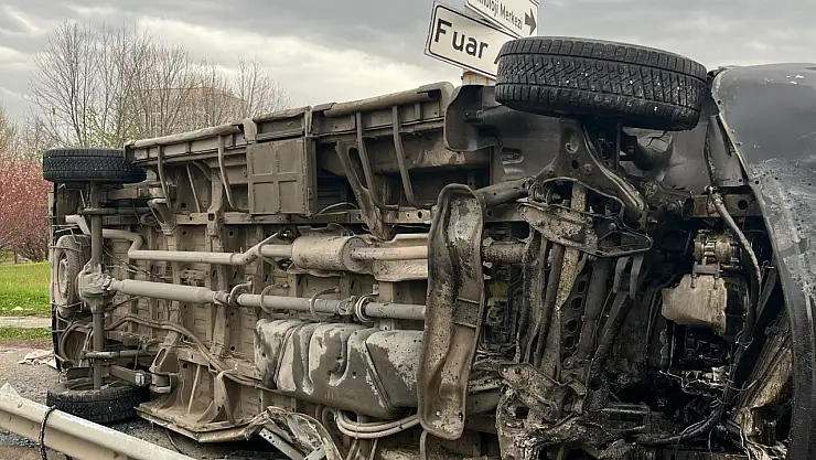 Servis aracı bariyerlere çarptı: Çok sayıda yaralı var!