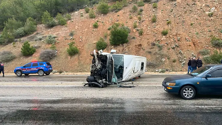 Servis minibüsü devrildi: 8 işçi yaralandı