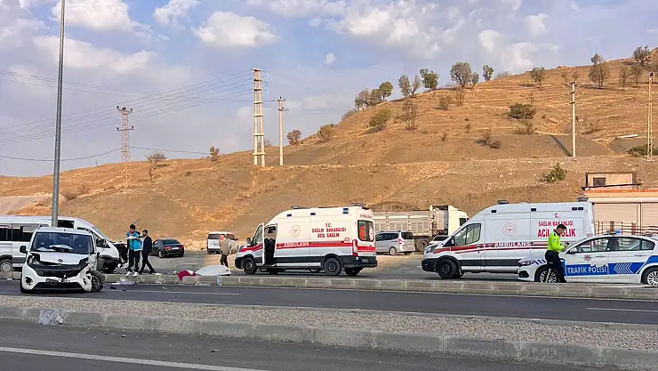 Servis minibüsü ile hafif ticari araç çarpıştı: 13'ü çocuk 19 yaralı