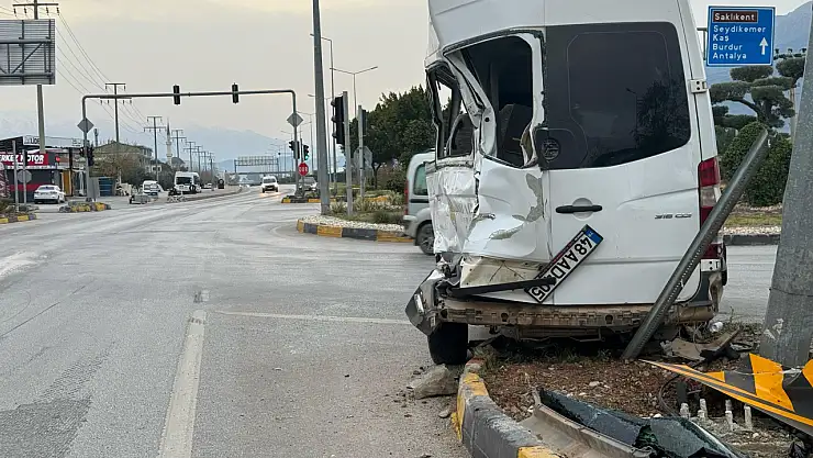 Servis minibüsü ile kamyon çarpıştı: 4 yaralı
