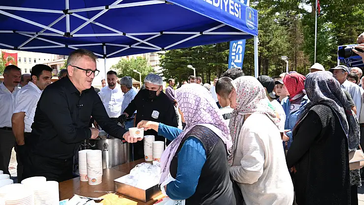 Seydişehir Belediyesi vatandaşlara aşure ikramında bulundu