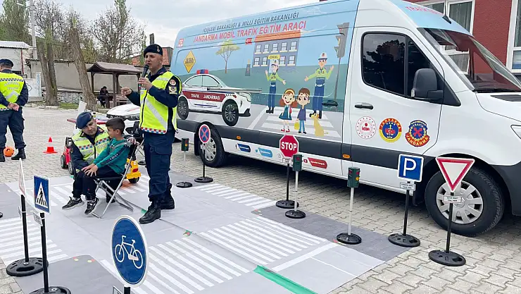 Seydişehir'de jandarma ekiplerinden öğrencilere trafik eğitimi