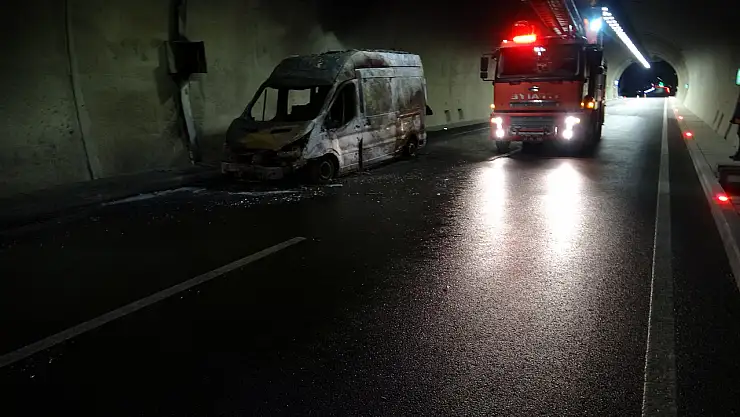 Seyir halinde olan ambulans alev topuna döndü!