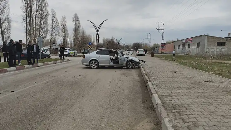 Seyir halinde olan otomobil kemerin ayağına çarptı: 3 yaralı!