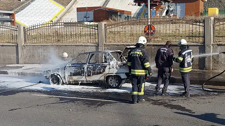Seyir halindeki araç alev aldı