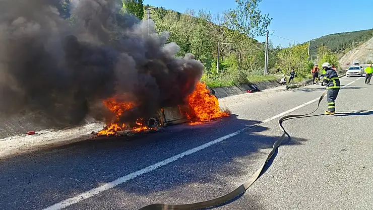 Seyir halindeki araç alev aldı, kül oldu