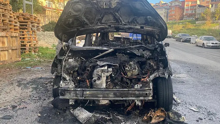 Seyir halindeki araç alev topuna döndü!