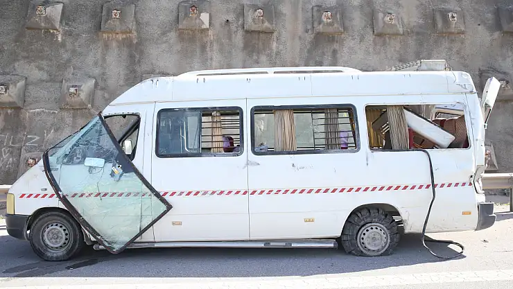 Seyir halindeki minibüs lastiğinin patlaması sonucu devrildi: 12 yaralı