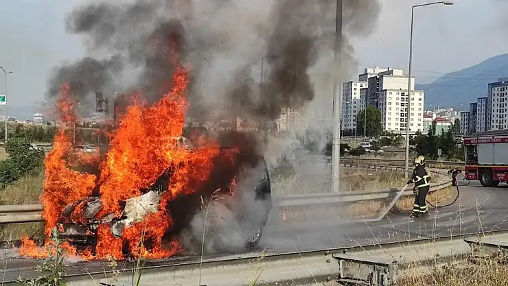 Seyir halindeki otomobil alev alev yandı