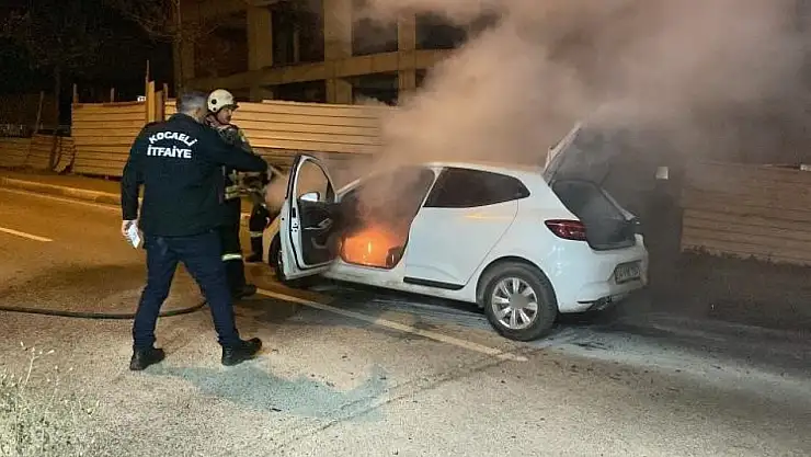 Seyir halindeki otomobil alev alev yandı