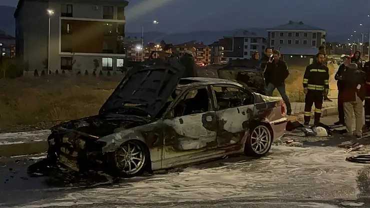 Seyir halindeki otomobil alev aldı: 2 kişi son anda kurtuldu