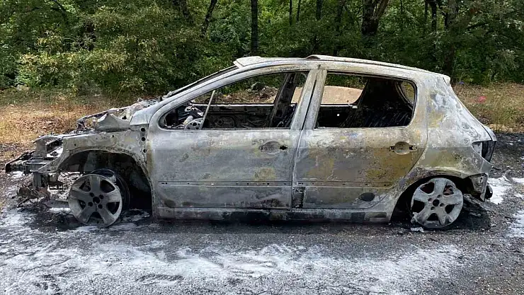 Seyir halindeki otomobil yandı