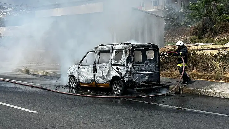 Seyir halindeki taksi alev aldı
