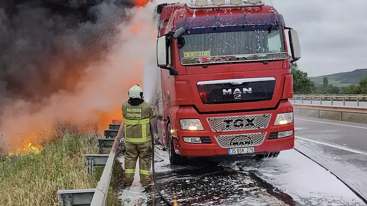 Seyir halindeki tır alev aldı