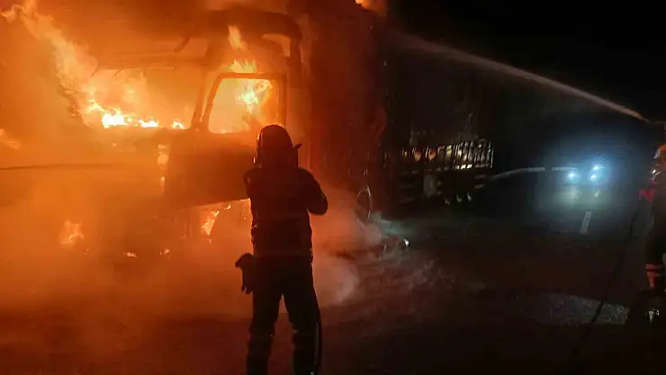 Seyir halindeki tır yandı