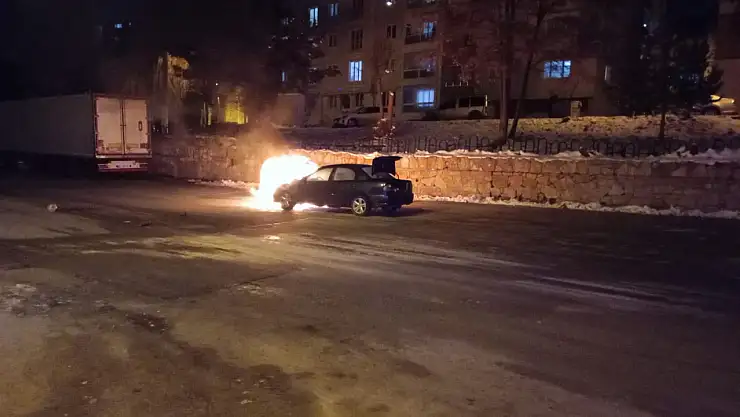 Seyir halindeyken alev alan otomobil kullanılmaz hale geldi