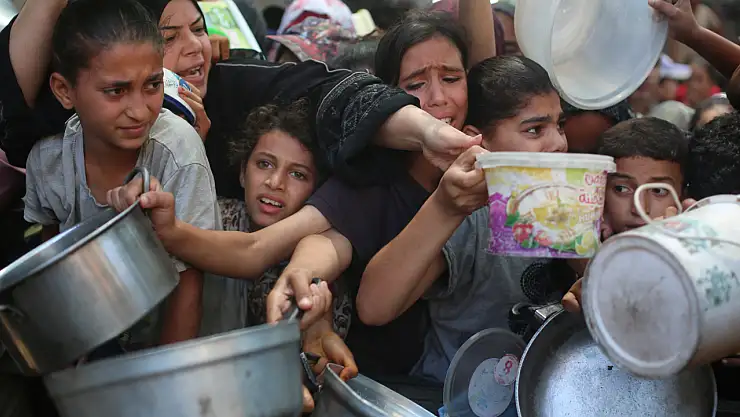 Sıcak yemek için saatlerce beklediler