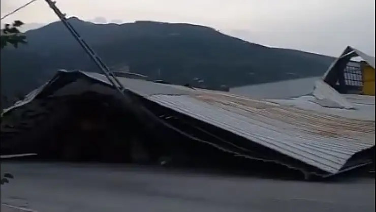 Şiddetli rüzgâr hayatı felç etti: Çatılar uçtu, araçlar zarar gördü