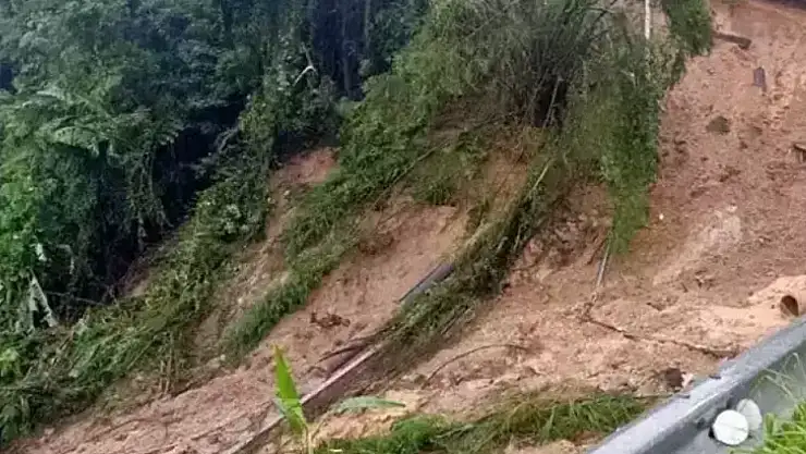 Şiddetli yağış sonucu toprak kaydı