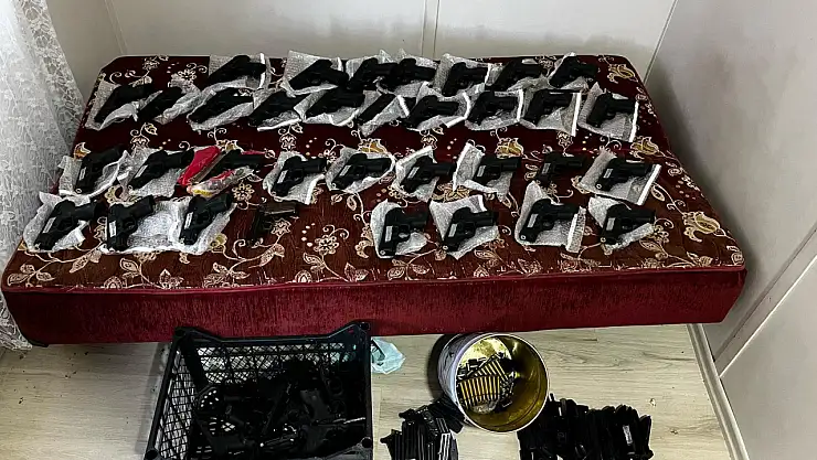 Silah kaçakçılığı operasyonunda 1 el bombası ile 45 silah ele geçirildi