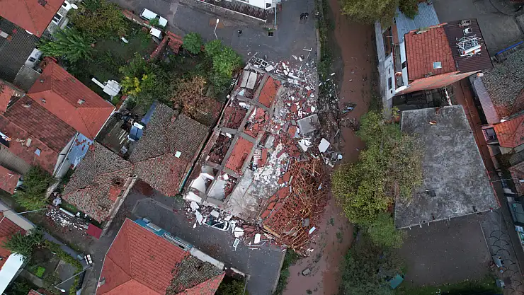 Sındırgı depreminde yıkılan binalar gün ağarınca ortaya çıktı