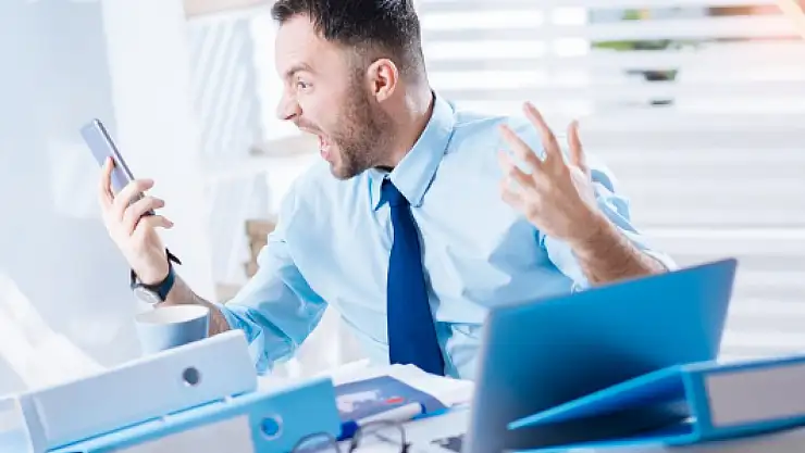 Sinir krizi geçirdi: Eline ne geçtiyse aşağıya attı!