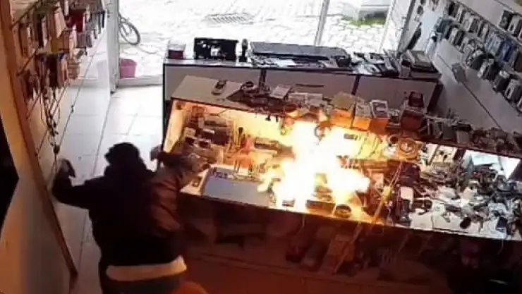 Şişen batarya tamir sırasında patladı!