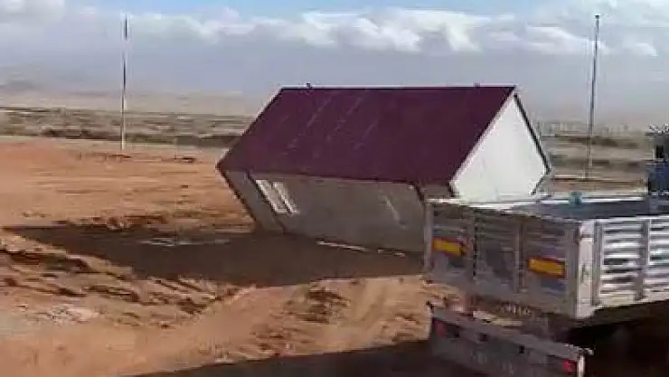 Sivas'ta fırtınaya dayanamayan konteyner ev uçtu