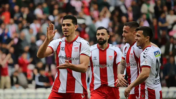 Sivasspor'dan farklı galibiyet: Adana Demirspor'u 5-1 mağlup etti