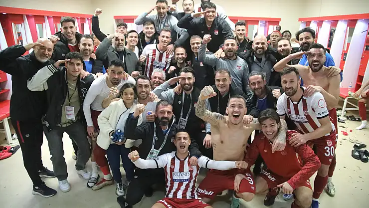 Sivasspor'dan maç sonrası galibiyet pozu