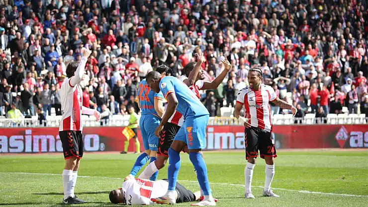 Sivassporlu futbolcu sakatlandı!