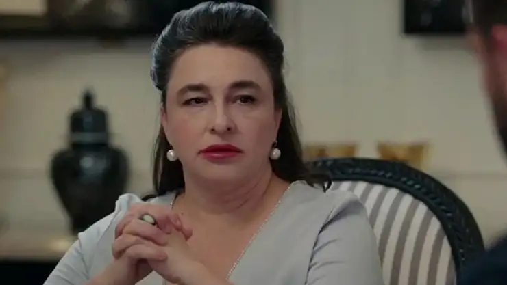 Siyah Kalp dizisinin yıldızı Esra Dermancıoğlu, Fransa'ya yerleşti