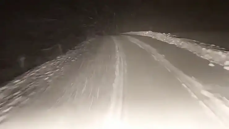 Soğuk hava kar yağışına döndü: Yol beyaz örtüyle kaplandı!