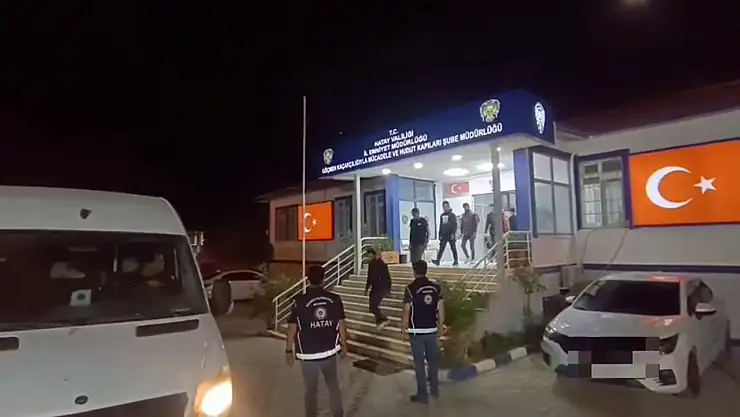 Şok operasyon! Tek tek kamyonet kasasından çıktılar